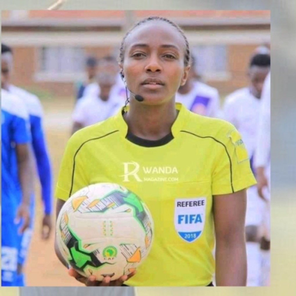 Rwanda/CAN 2022: Salima Mukansanga, première femme arbitre à la CAN