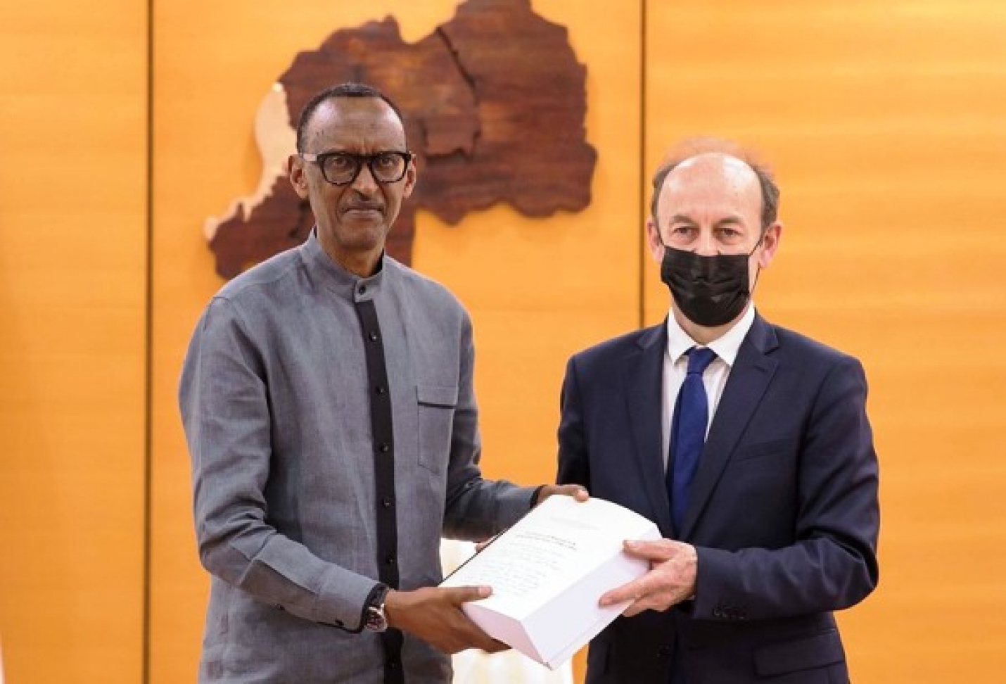 Le Président Kagame a reçu le Rapport Duclert sur le rôle de Paris dans le Génocide