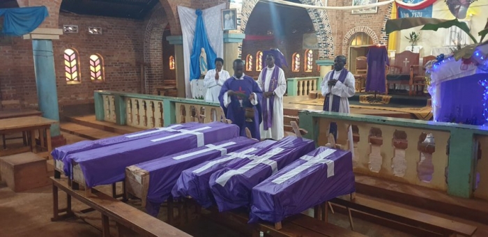 Messe de requiem avant l’enterrement de la famille décimée à Buhiga