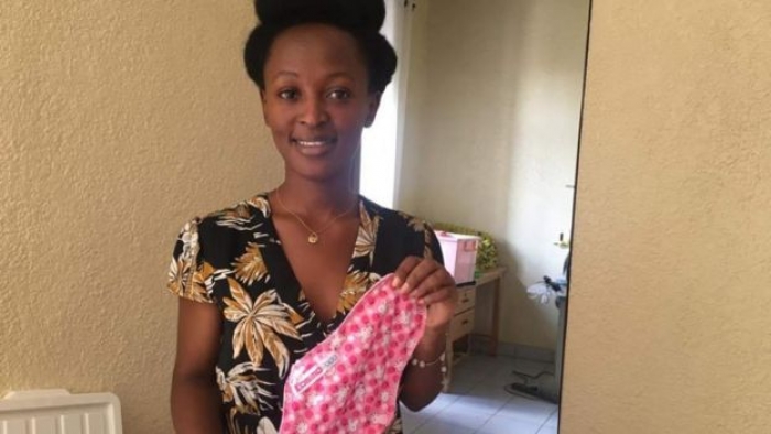 Au Rwanda, une jeune femme fabrique des serviettes hygiéniques abordables