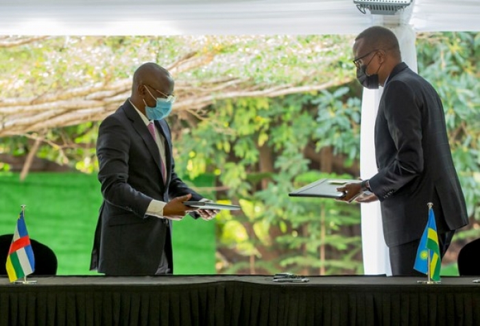 Les Présidents Kagame et Touadéra ont supervisé la signature de quatre Accords dont celui de construire une armée professionnelle en RCA
