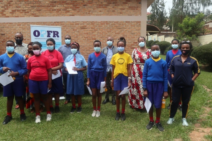 Une équipe des journalistes rwandais francophones est en train de former des élèves des écoles primaires à animer leur propre Journal en Français