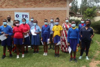 Une équipe des journalistes rwandais francophones est en train de former des élèves des écoles primaires à animer leur propre Journal en Français