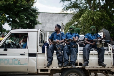 Des policiers armés dans une rue de Bujumbura, janvier 2016. © 2016 Privé